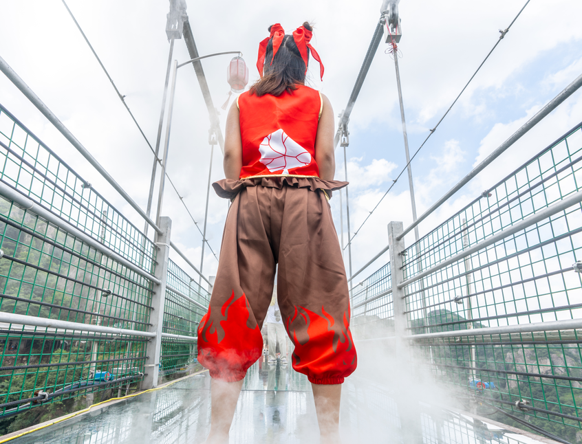 魔童竟在玻璃桥上撒野，太嚣张了！！！