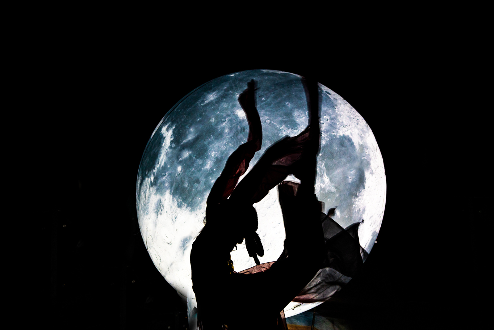 嫦娥向你发出玻璃桥大show邀请，穿上汉服免费游马仁奇峰！