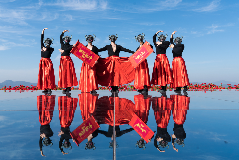 马仁奇峰面向外地留芜过年人员门票免费，祝你们春节快乐