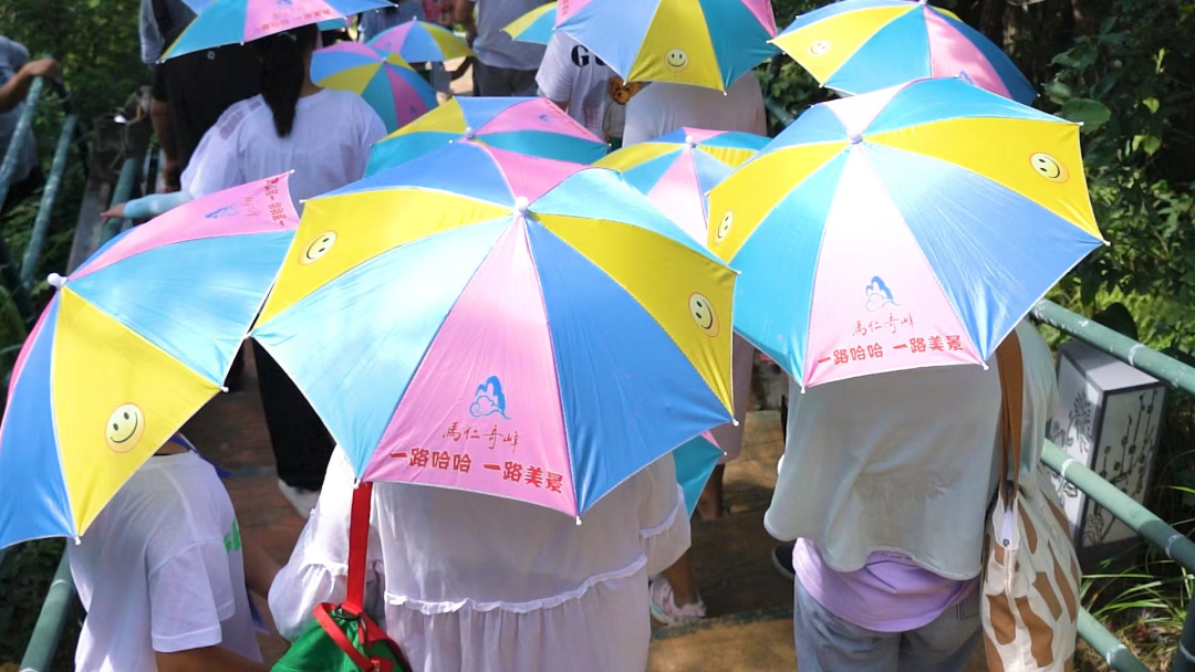 马仁防暑有妙招，免费赠送哈哈伞！游客一路哈哈 一路美景