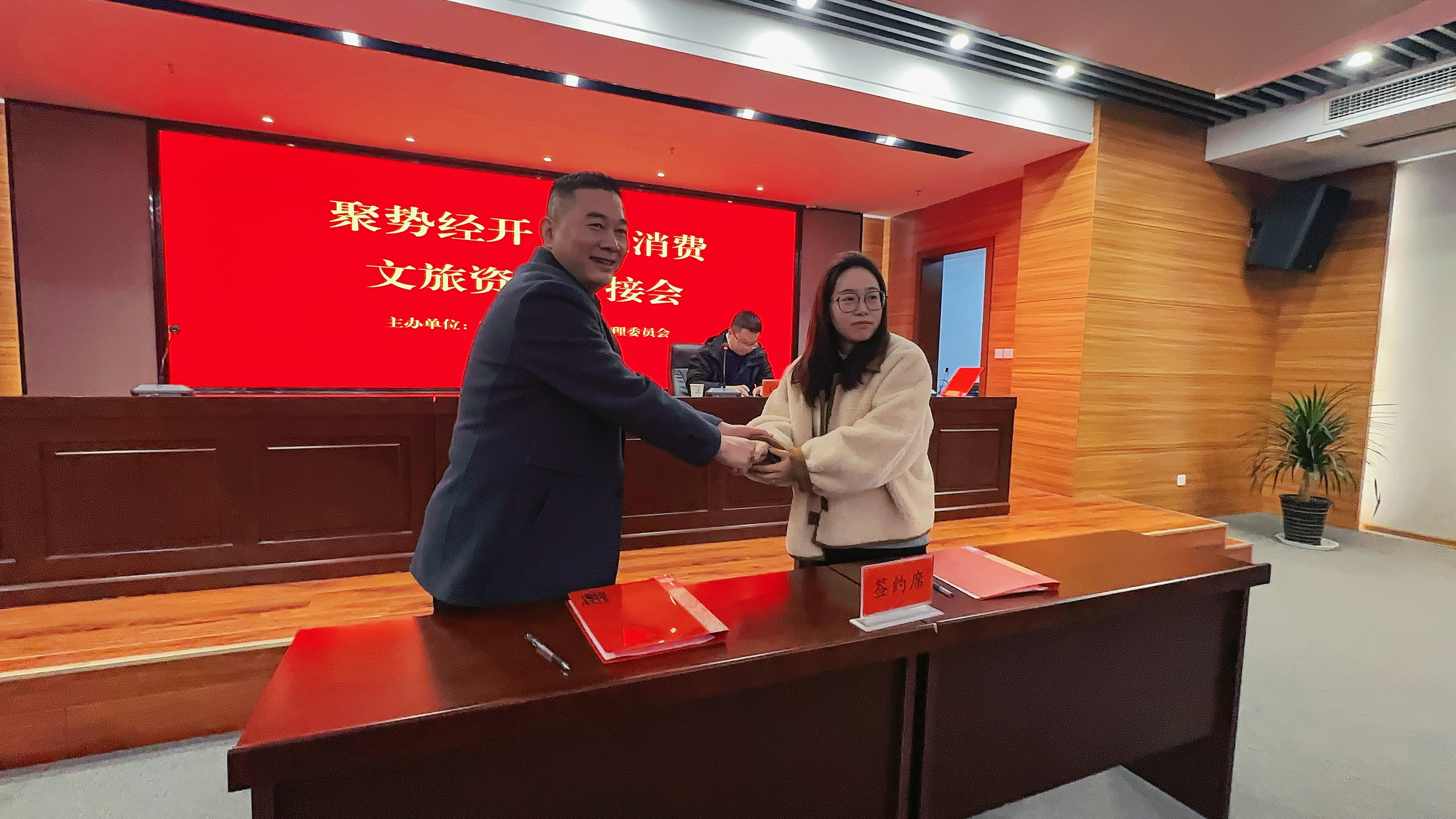 聚势经开·共促消费丨马仁山庄同百家企业签订合作协议！